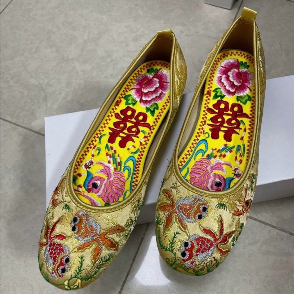 Elegant Chinese Qun Gua Gold Embroidered Women's Flats wedding